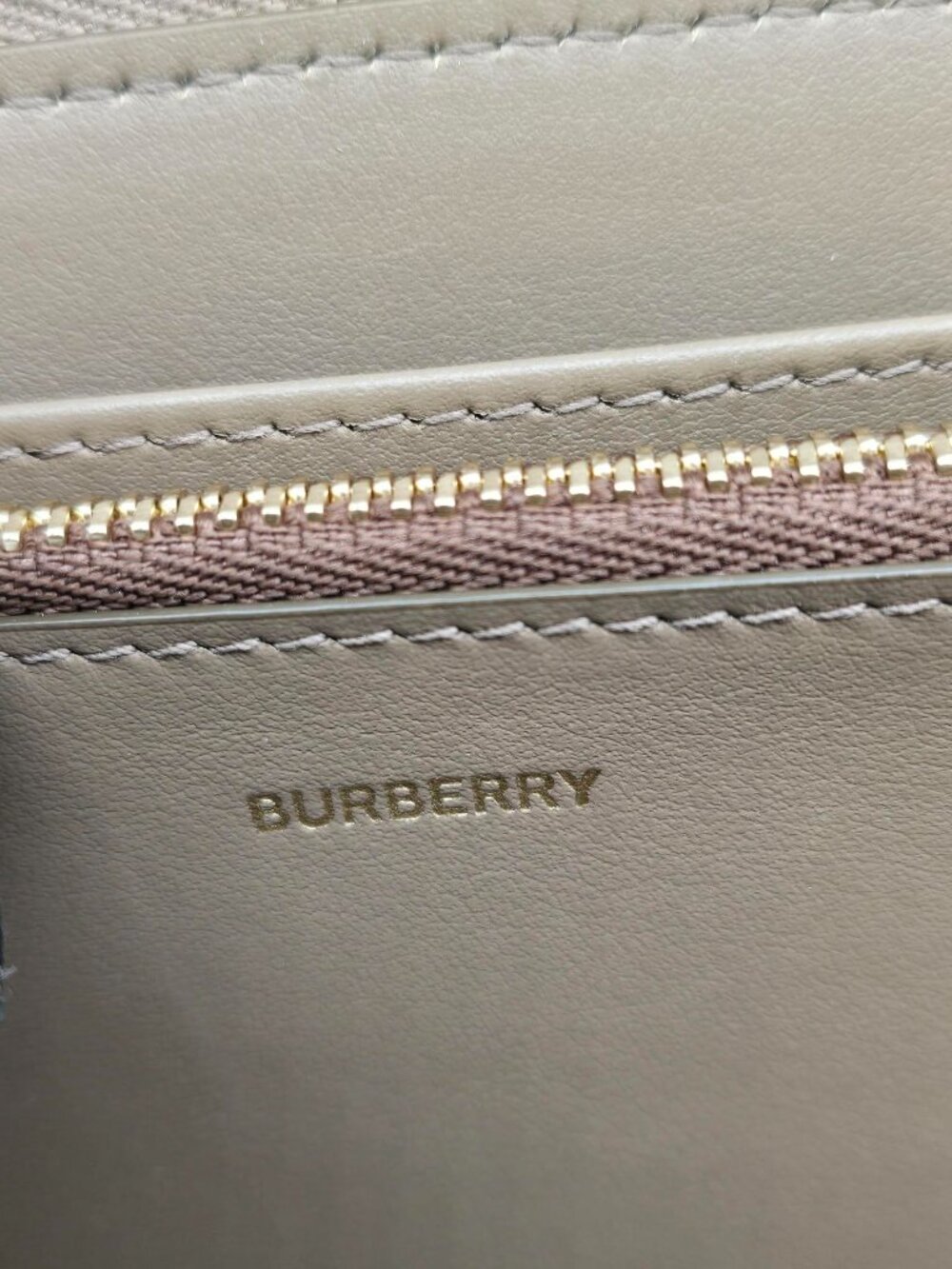 Authentic Burberry Vintage Check Zip Around Wallet NWT - Picture 10 of 10